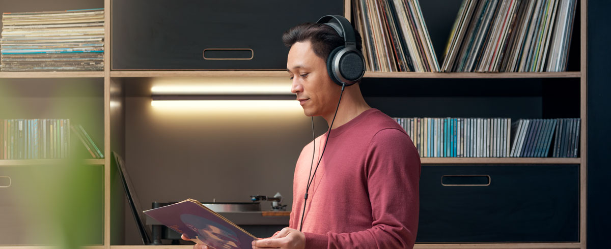 Muž poč&uacute;va hudbu pomocou sl&uacute;chadiel Philips X3